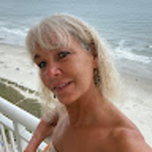 Profile Picture of Lisa Calabro (@lcgiz731) on Poshmark