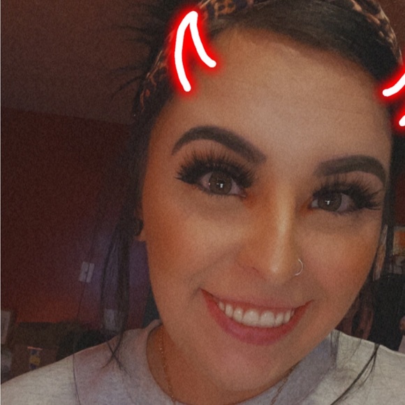 Profile Picture of Shaina Teffeteller (@_shainaaaleeann) on Poshmark