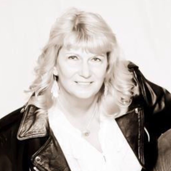 Profile Picture of Maxine Baird (@maxinebaird) on Poshmark