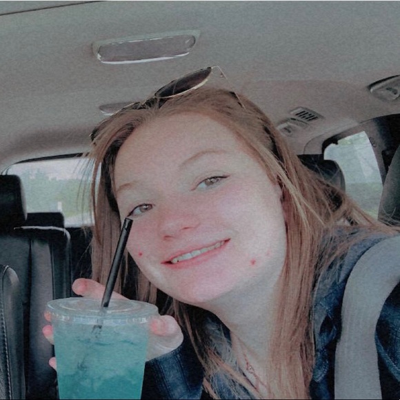 Profile Picture of Willa Pruner (@akwilla) on Poshmark