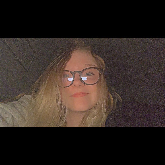 Profile Picture of Rebecca Neupauer (@rneupauer32) on Poshmark