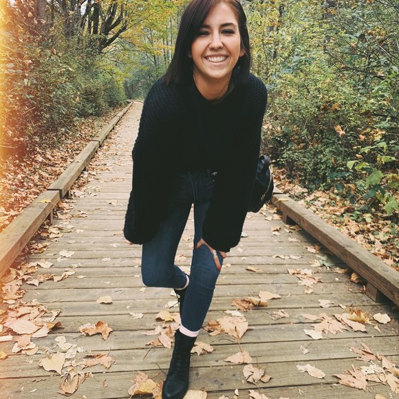 Profile Picture of Sammi Cesmat (@sammiashlie) on Poshmark