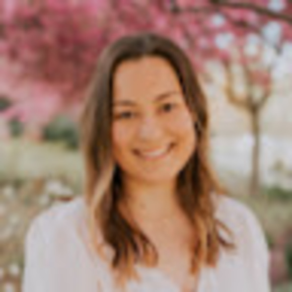 Profile Picture of Emily Roiger (@emilyroiger) on Poshmark