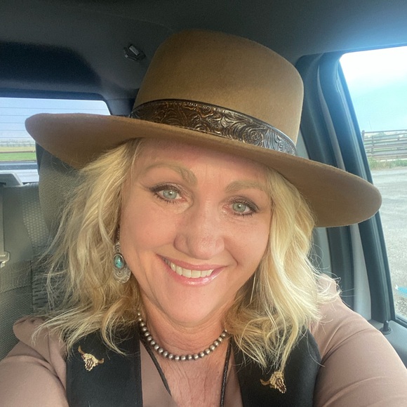 Profile Picture of Cindy Pearson (@farmgirlcp) on Poshmark