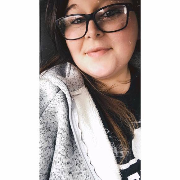 Profile Picture of Alice Self (@alniself12) on Poshmark