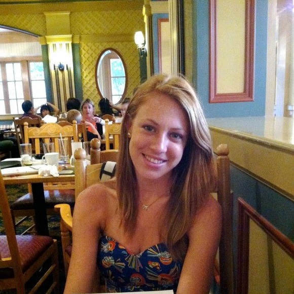 Profile Picture of Lauren Nesdill (@dancinglen) on Poshmark