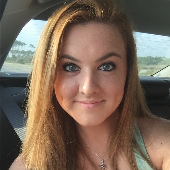 Profile Picture of Jennifer Stutz (@jennifer041598) on Poshmark
