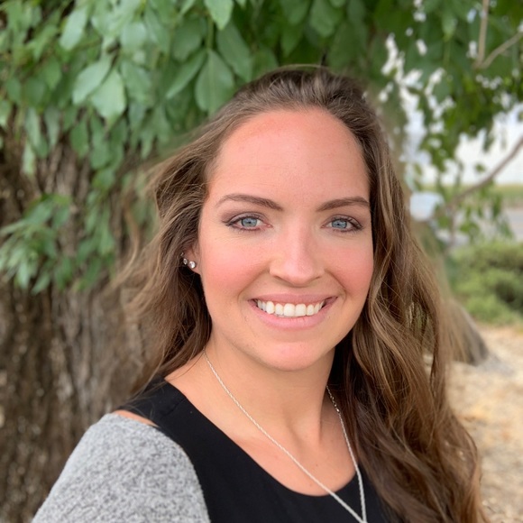 Julia Requarth - Poshmark Profile Picture of Julia Requarth (@tahoejulia55) on Poshmark