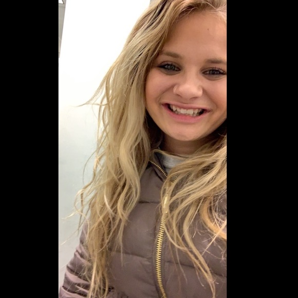 Profile Picture of Cheyanne Reller (@cheyreller) on Poshmark