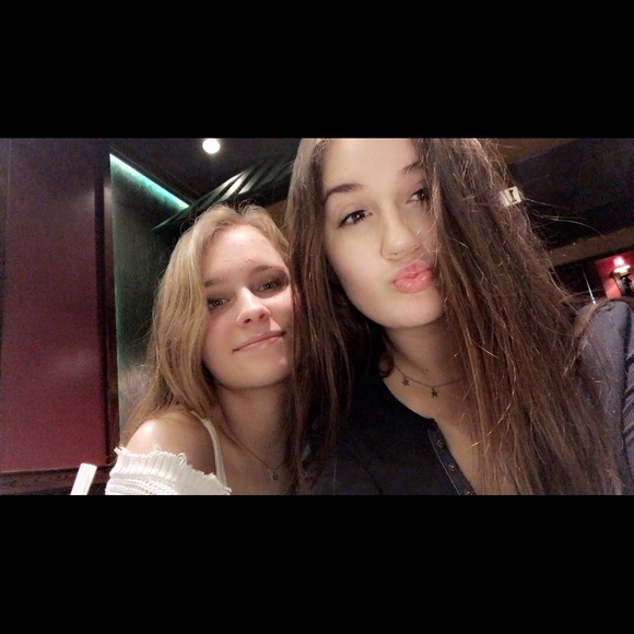 Profile Picture of Elizabeth Kinnett (@elizak333) on Poshmark