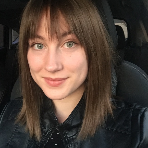Profile Picture of Eva Schmidt (@evasmiles) on Poshmark