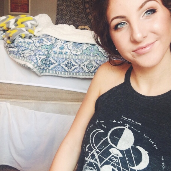 Profile Picture of Rebecca Perschall (@rperschall31) on Poshmark