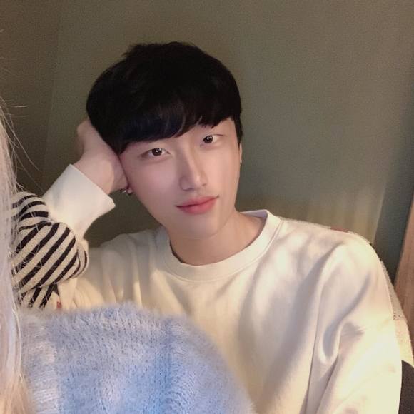 Profile Picture of Minhoo Choi (@minhoochoi) on Poshmark