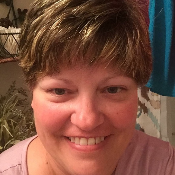 Profile Picture of Suzanne Schneider (@smithton03) on Poshmark