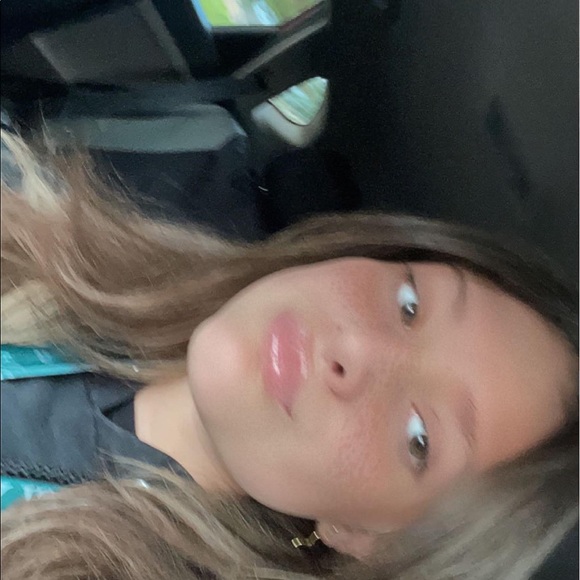 Profile Picture of Giulianna Andreani (@giulya1408) on Poshmark