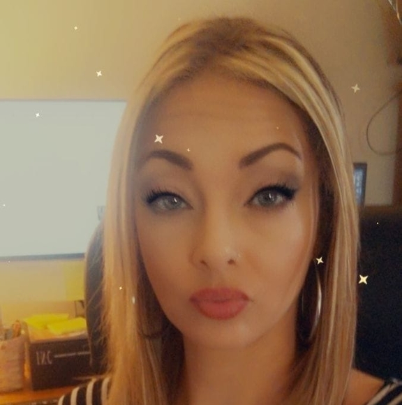 Profile Picture of Amber Burden tickle (@radiance211) on Poshmark