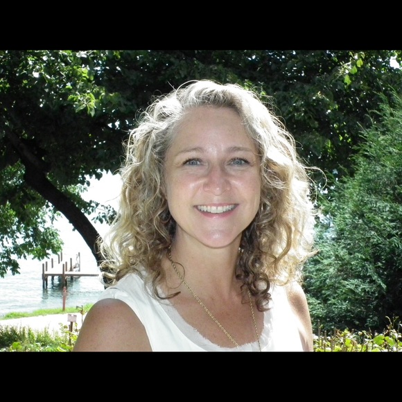 Profile Picture of Beth Soderberg (@beths612) on Poshmark