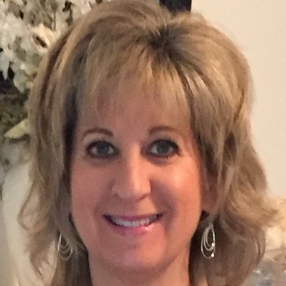 Profile Picture of Ellen Pezzella (@ellendp) on Poshmark