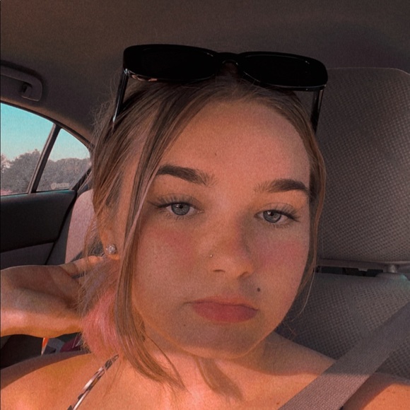 Profile Picture of Alexa Fitzpatrick (@alexalee15) on Poshmark