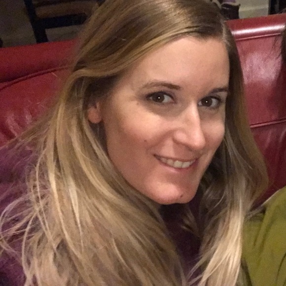 Profile Picture of Cassie Reisdorph (@cassiereisdorph) on Poshmark