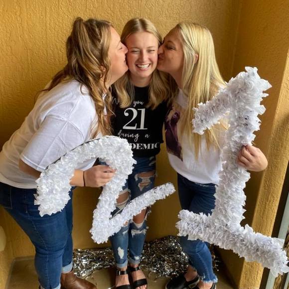 Profile Picture of Hannah Garbutt (@hsgarbutt) on Poshmark