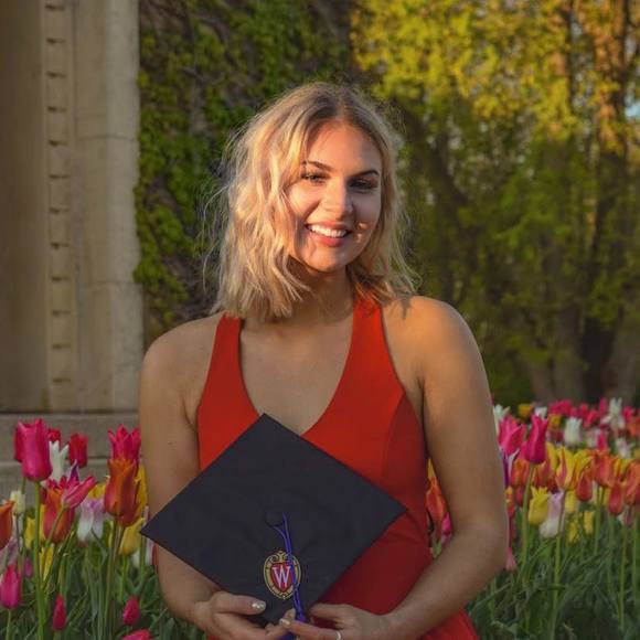 Profile Picture of Lexi Peetz (@lcpeetz) on Poshmark