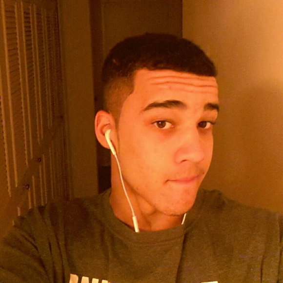Profile Picture of Dontae Johnson (@dtae623) on Poshmark
