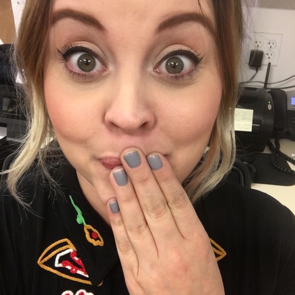 Profile Picture of Amanda Cooper (@mandaaige) on Poshmark