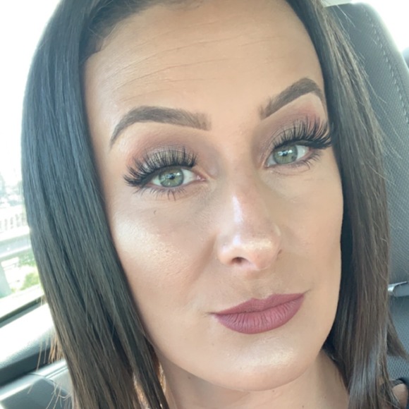 Profile Picture of Whitney Linindoll (@wlinindoll) on Poshmark