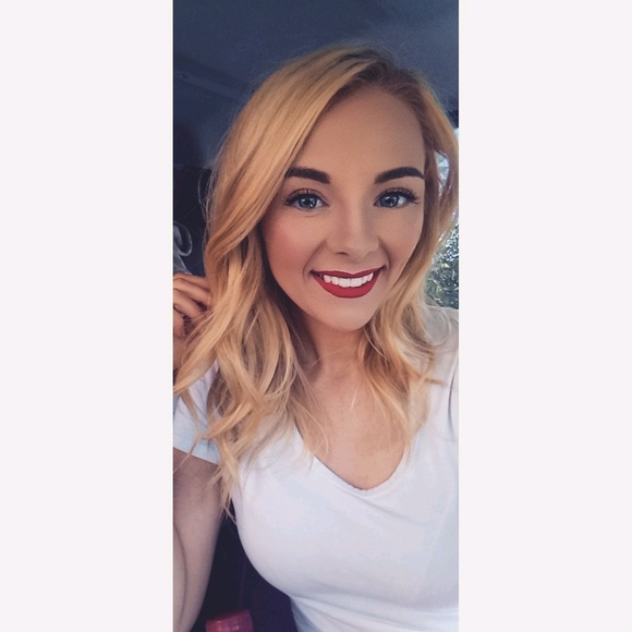 Profile Picture of Chrissy Mesenbrink (@c_mesenbrink) on Poshmark