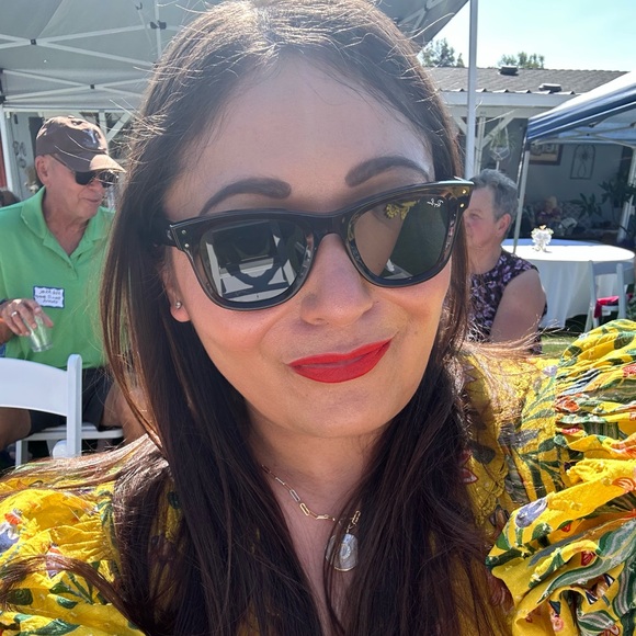 Claudia Searls - Poshmark Profile Picture of Claudia Searls (@je_suis_claudia) on Poshmark