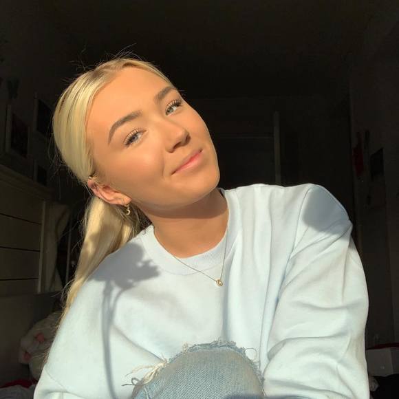 Profile Picture of Angelica Colliander (@a_colliander) on Poshmark