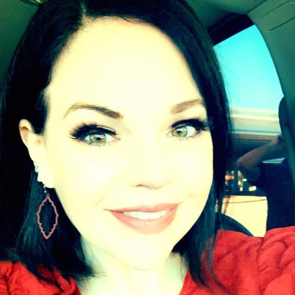 Profile Picture of Jj Eeten (@jeeten) on Poshmark