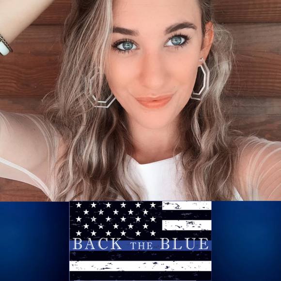 Profile Picture of Danielle Valois (@danirenee_17) on Poshmark