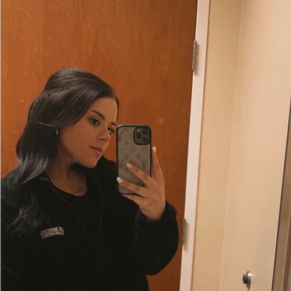 Profile Picture of Breanna Okeefe (@brenicole_23) on Poshmark