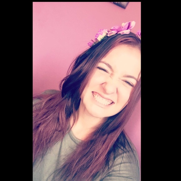 Profile Picture of Mikaylah Denboske (@mdenboske17) on Poshmark