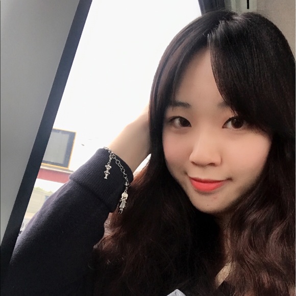 Profile Picture of Minjeong Kim (@minjuicy) on Poshmark