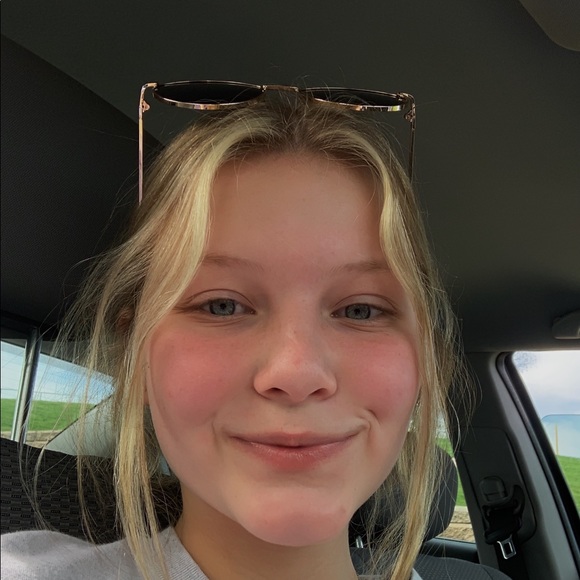 Profile Picture of Kaylee Almoney (@kaylee_almoney) on Poshmark