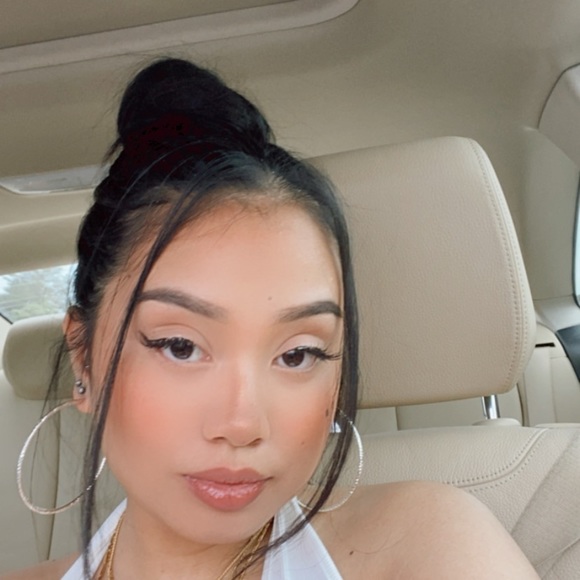 Profile Picture of Krystal Ballon (@krystalballon) on Poshmark