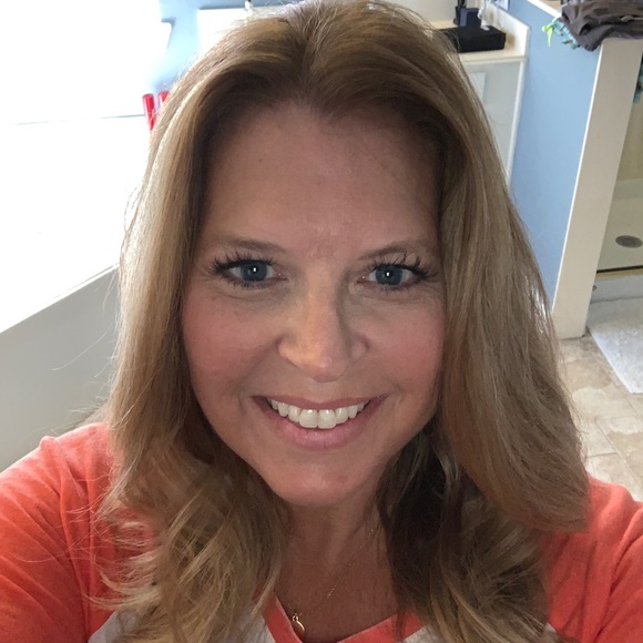 Profile Picture of Shelly Linderman (@linderwoman1) on Poshmark