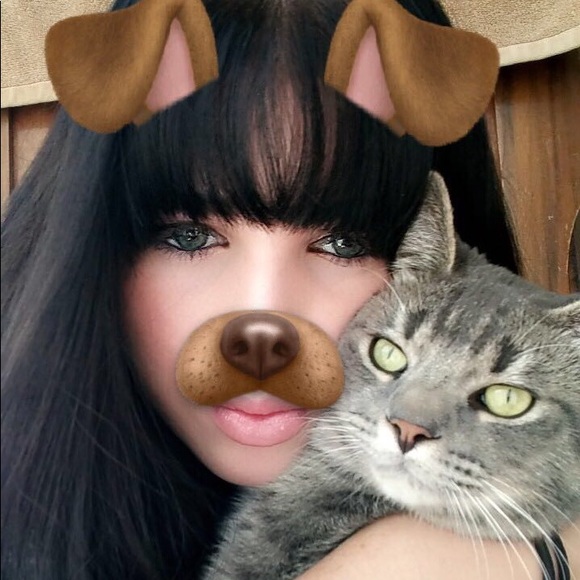 Profile Picture of Amanda Lavinder (@sydney21457) on Poshmark