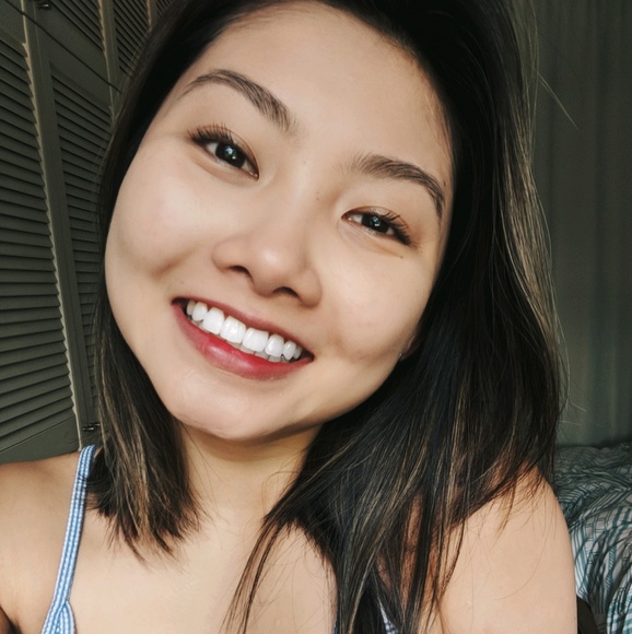 Profile Picture of Cui-lyn Huang (@cuiiii) on Poshmark