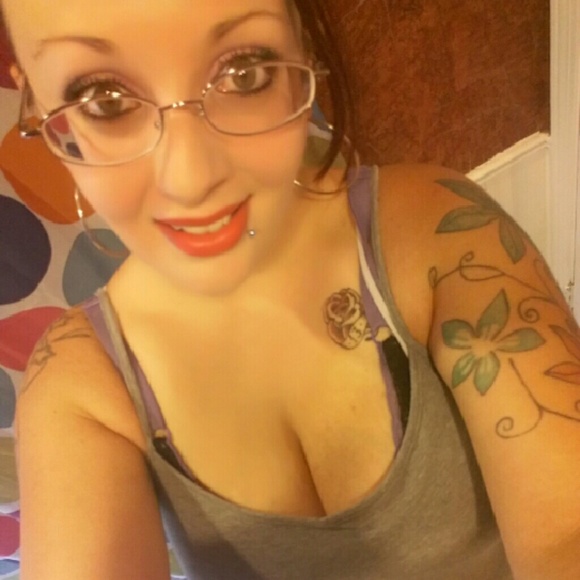 Profile Picture of Michelle Watson (@shellbabe9292) on Poshmark