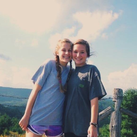 Profile Picture of Emma James (@emmabjames22) on Poshmark