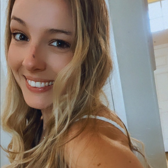 Profile Picture of Kayla Upham (@kaylaupham) on Poshmark