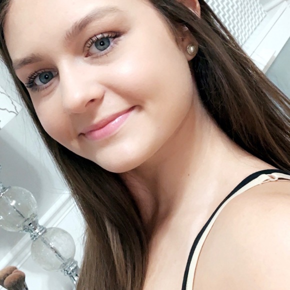 Profile Picture of Bella Grzanowski (@bellagrzanowski) on Poshmark