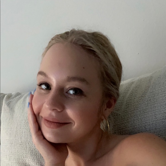 Profile Picture of Leah Bennett (@leahdbennett93) on Poshmark
