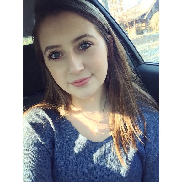 Profile Picture of Sam Greer (@samanthadawn55) on Poshmark