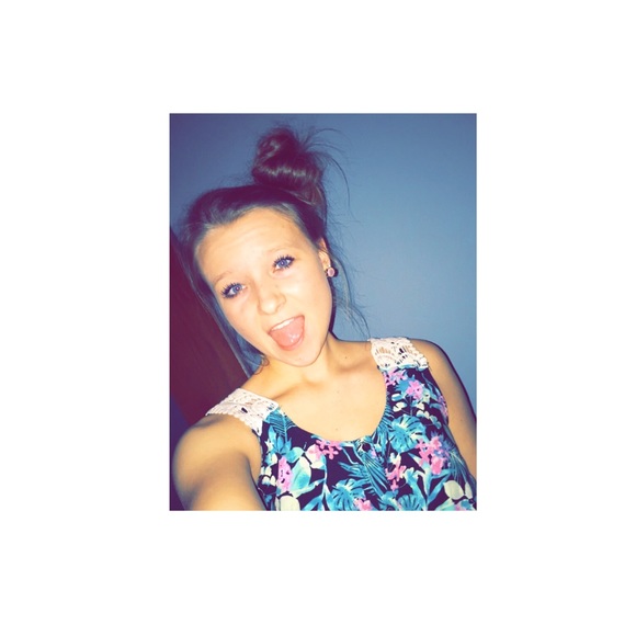 Profile Picture of Courtney Wallenberg (@courtney_court) on Poshmark