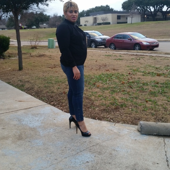 Profile Picture of Evelyn Mezue (@ogeeve) on Poshmark
